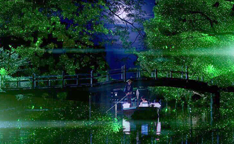 写真：夜、月の明かりがの中、川に船を浮かべ、川を渡る。戻りの木々があり、橋のかかっている川、橋の下を渡る。